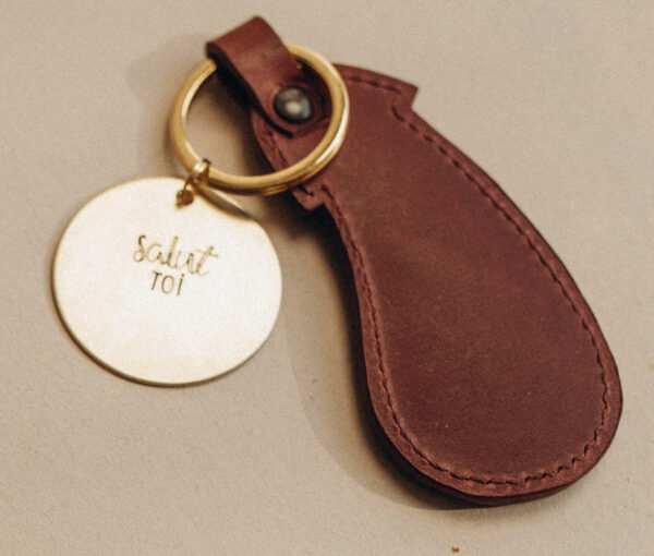 Porte clé cuir aubergine et médaille gravée cadeau original noel