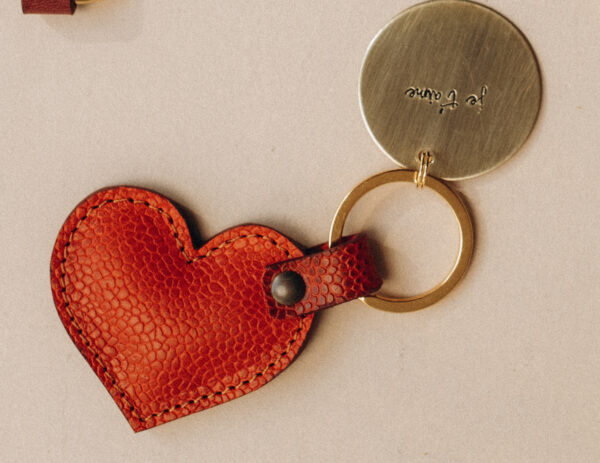 Porte clé cuir coeur et médaille gravée cadeau original noel
