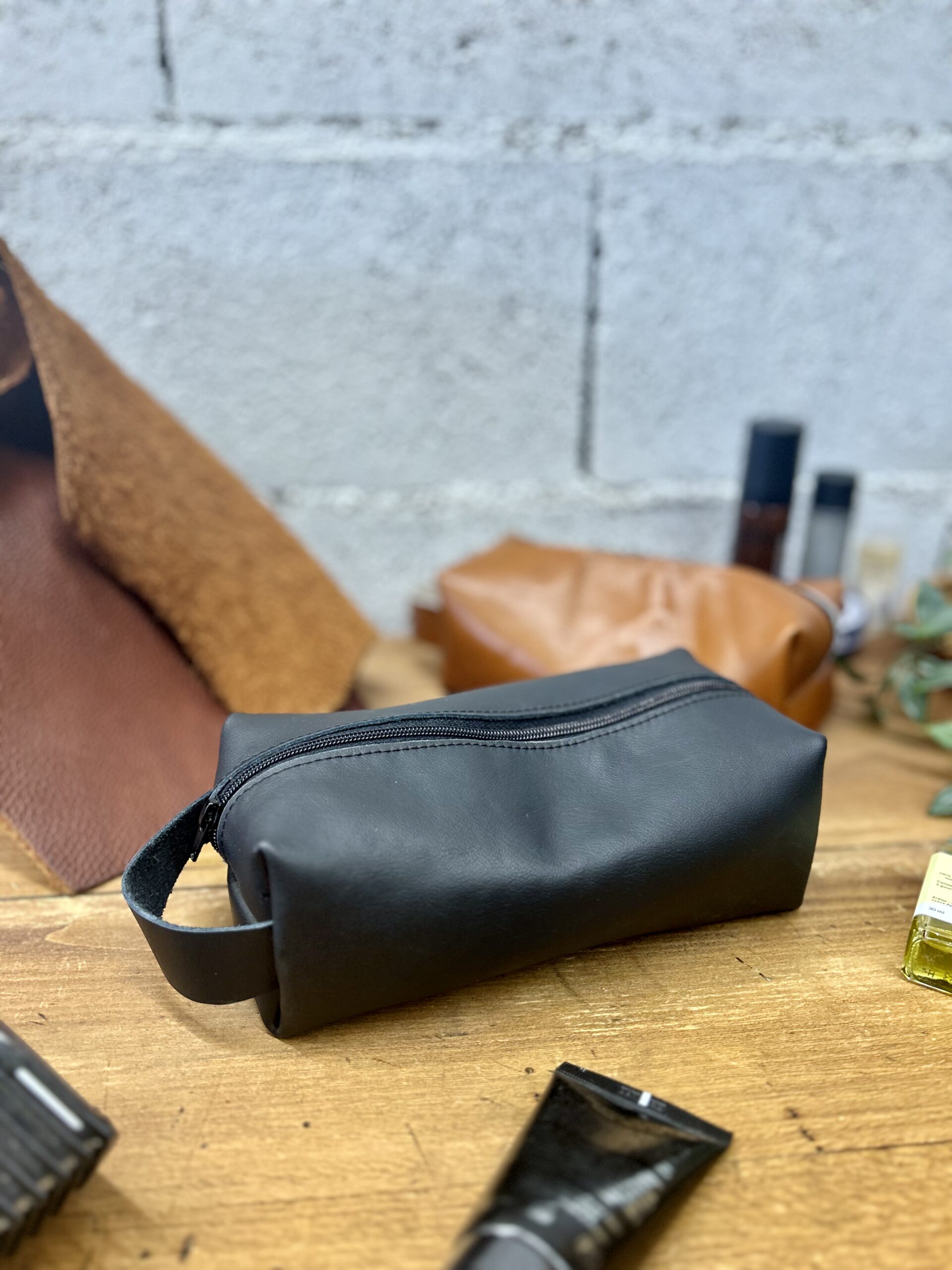 Détail trousse en cuir noir artisanale — atelier cuir Tournefeuille Gros plan sur une trousse de toilette en cuir noir artisanale réalisée lors d'un atelier créatif près de Toulouse