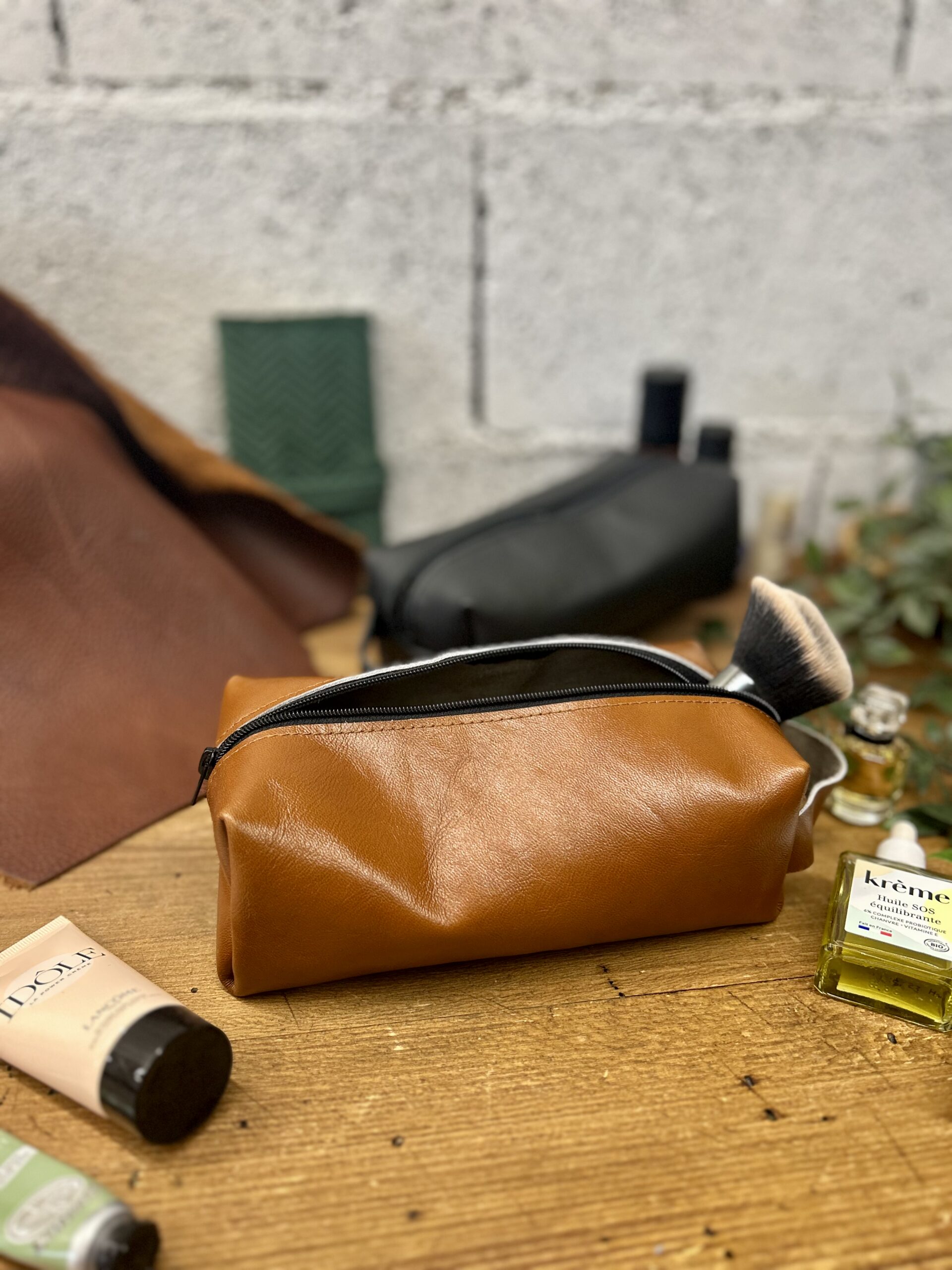 Deux trousses en cuir artisanales noir et camel réalisées lors d'un atelier maroquinerie à Tournefeuille près de Toulouse