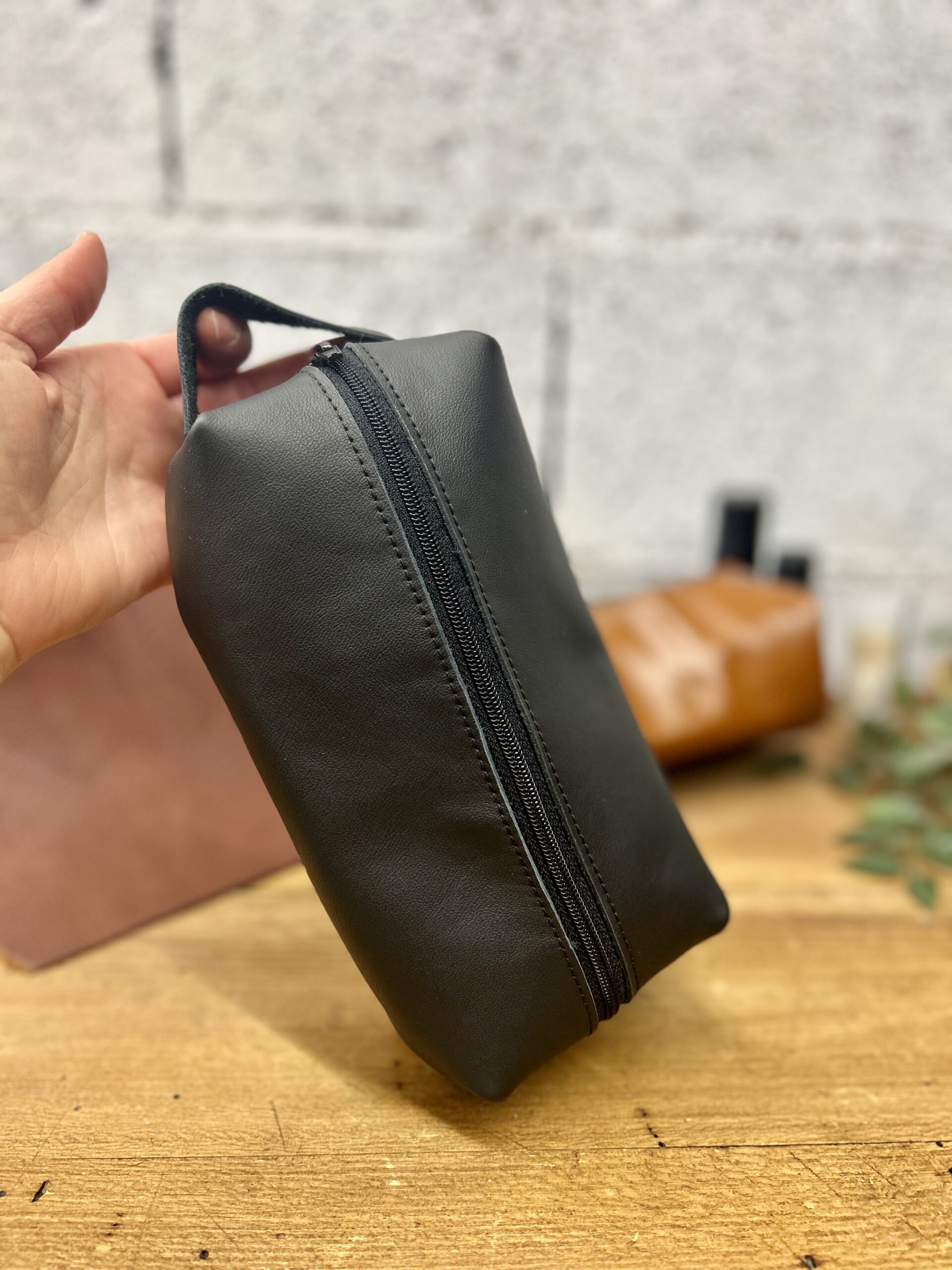 Trousse de toilette en cuir noir réalisée à la main lors d'un atelier créatif cuir à Tournefeuille près de Toulouse