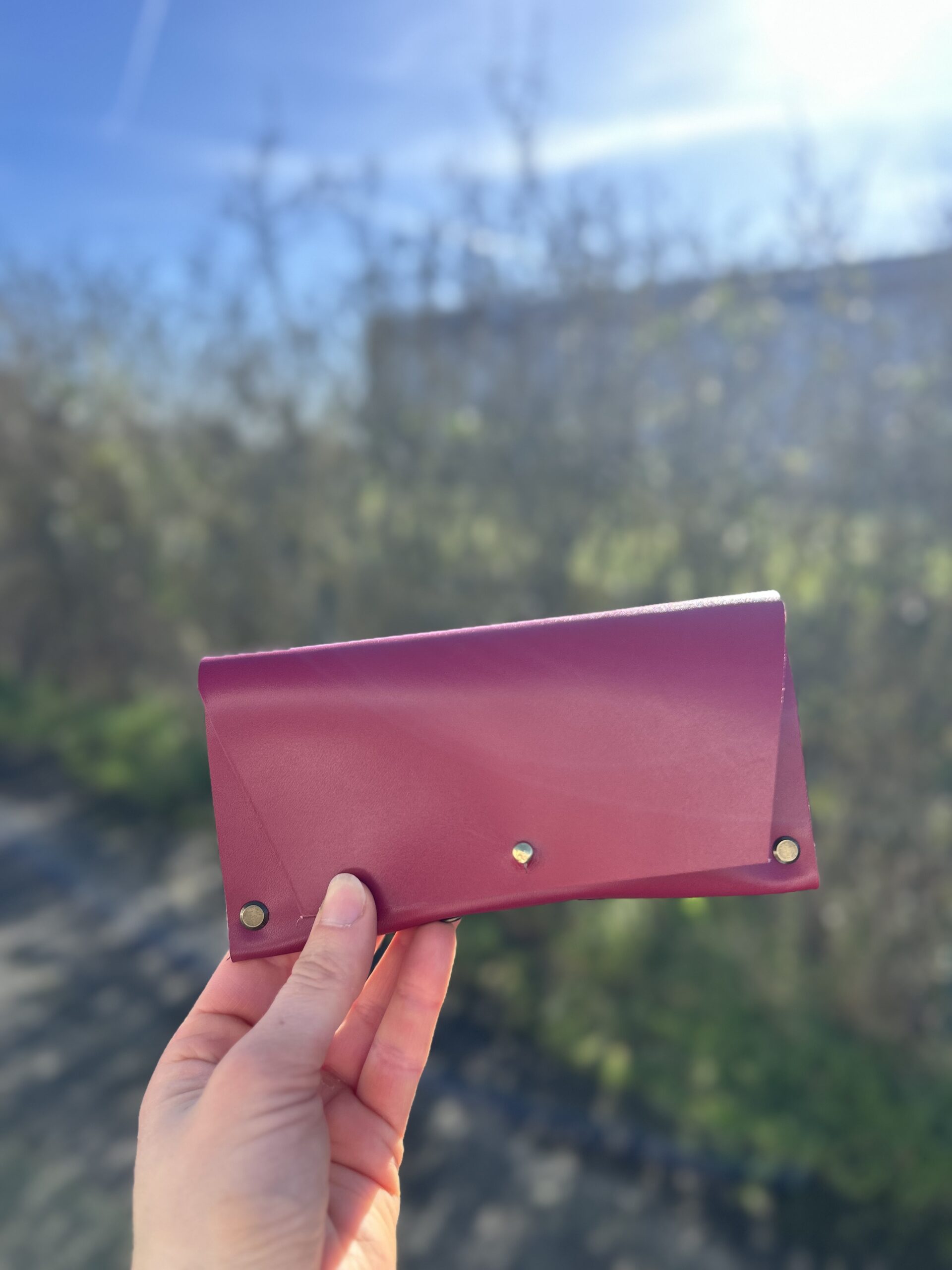 atelier-etui-lunettes-cuir-griotte-toulouse Étui à lunettes en cuir griotte fermé avec rivets, fabriqué à la main lors d'un atelier cuir à Tournefeuille