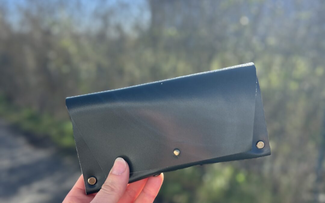 tui à lunettes en cuir vert fermé avec rivets, fabriqué à la main lors d'un atelier maroquinerie à Tournefeuille