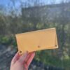 atelier-etui-lunettes-cuir-jaune-toulouse Étui à lunettes en cuir jaune fermé avec rivets, fabriqué à la main lors d'un atelier cuir près de Toulouse
