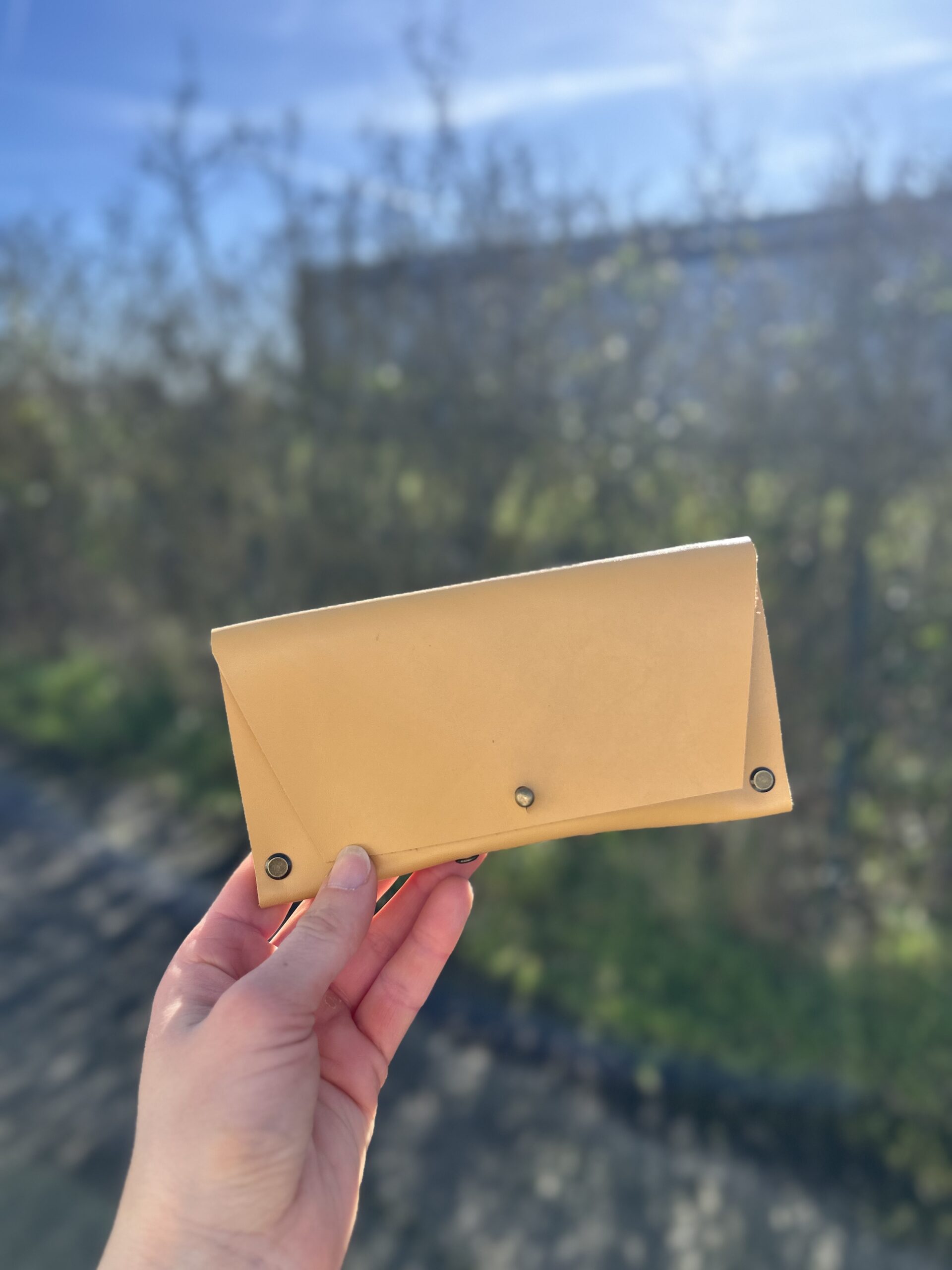 atelier-etui-lunettes-cuir-jaune-toulouse Étui à lunettes en cuir jaune fermé avec rivets, fabriqué à la main lors d'un atelier cuir près de Toulouse