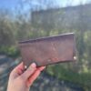atelier-etui-lunettes-cuir-brun-tournefeuille Étui à lunettes en cuir brun foncé fermé avec rivets dorés, fabriqué à la main lors d'un atelier cuir à Tournefeuille